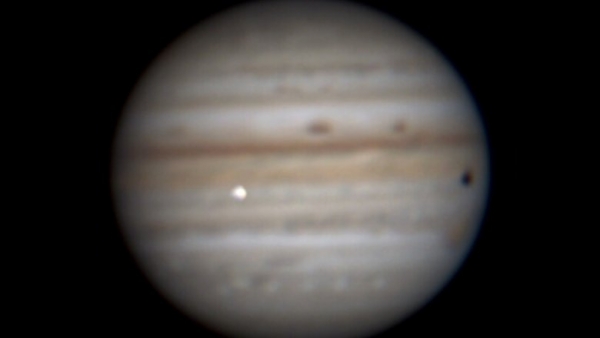 Астрономы-любители увидели падение на Юпитер неизвестного тела