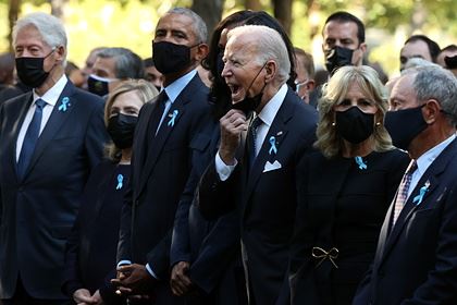 Байден сделал странный жест на церемонии памяти жертв 11 сентября