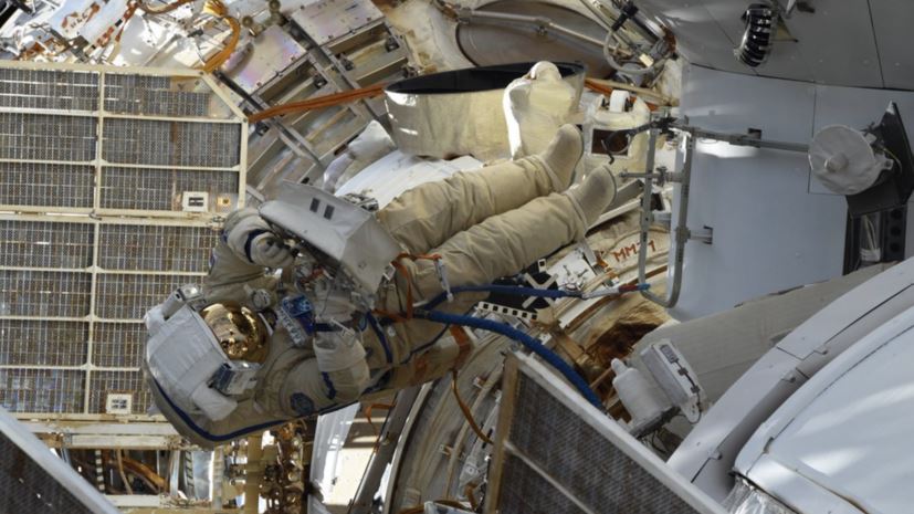 Космонавт выбросил «укладку с мусором» в открытый космос